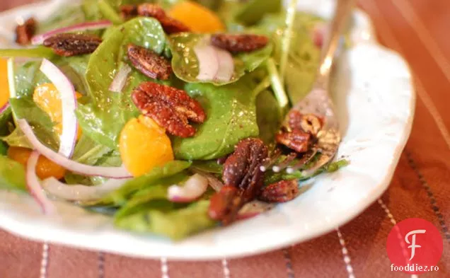 Salată De Spanac Cu Nuci Pecan Cajun Și Sos De Semințe De Mac