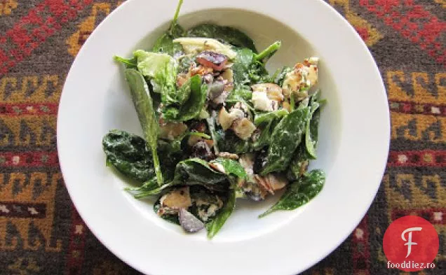 Salată De Spanac Cu Brânză De Capră, Migdale Și Struguri Negri