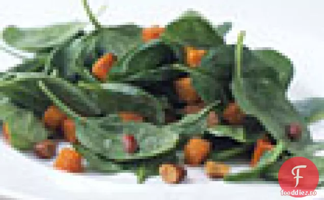 Salată prăjită de dovlecei și spanac cu sos de migdale prăjite