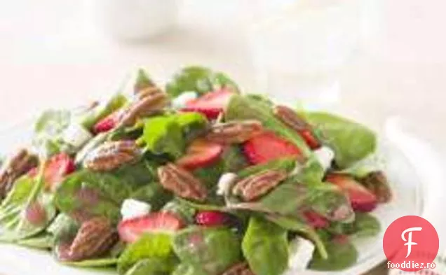 Salată De Spanac Cu Căpșuni, Feta Și Nuci Pecan Glazurate