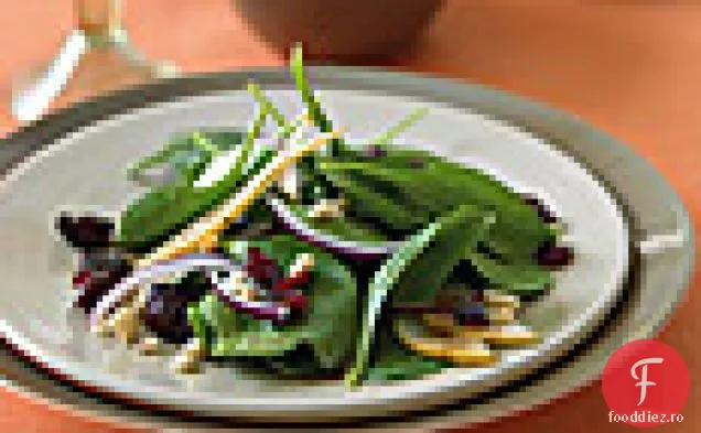 Salată de spanac cu pere Bosc, afine, ceapă roșie și alune prăjite