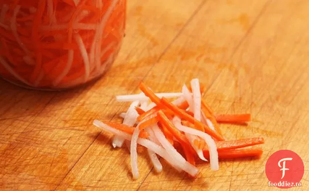 Daikon murat vietnamez și morcovi pentru Banh m cca (do Chua)