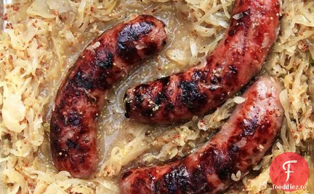 Bratwurst la grătar cu bere, muștar și varză murată