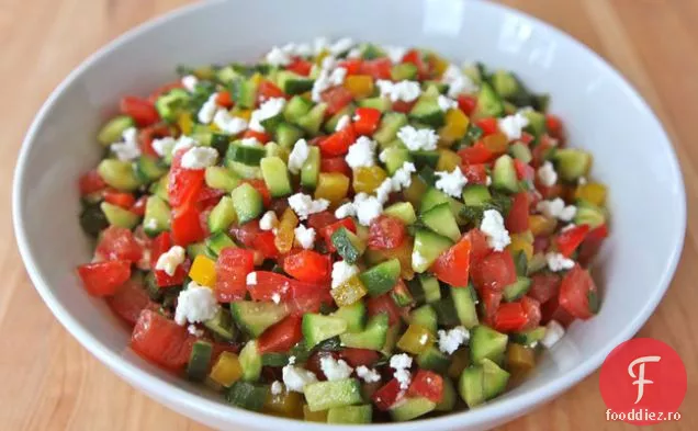Salată israeliană cu Feta și mentă