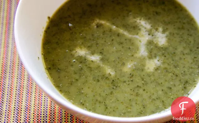 Supă cremoasă de salată și usturoi