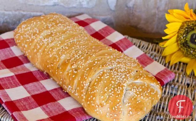 Stromboli cu măsline, roșii uscate la soare, șuncă, salam și brânză