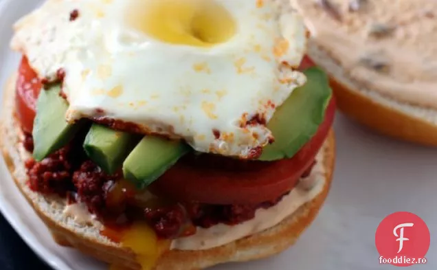 Chorizo, Avocado și ouă Cemitas cu maioneză Chipotle