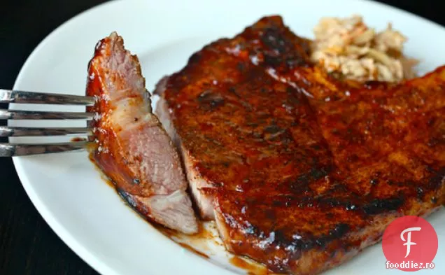 Sous-Vide 101: cotlet de porc frecat picant cu sos BBQ