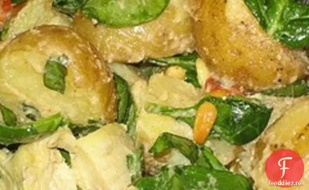 Salată Caldă De Spanac De Cartofi Cu Sos De Nuci De Pin