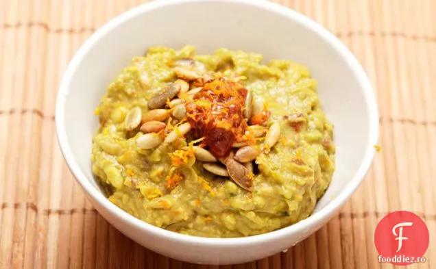 Chipotle - Guacamole portocaliu cu semințe de dovleac prăjite