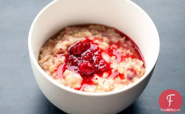 Vegan: fulgi de ovăz prăjiți cu sirop de arțar, afine și zmeură