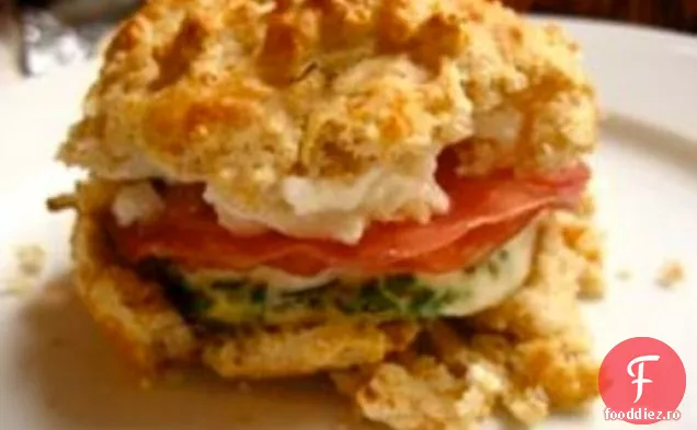 Carne Lite: sandvișuri soppressata, ou și Ricotta pe biscuiți cu zară