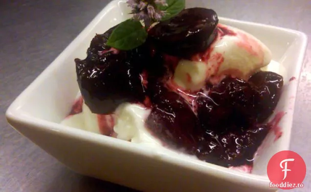 Scooped: iaurt congelat de fapt bun cu compot de cireșe prăjite