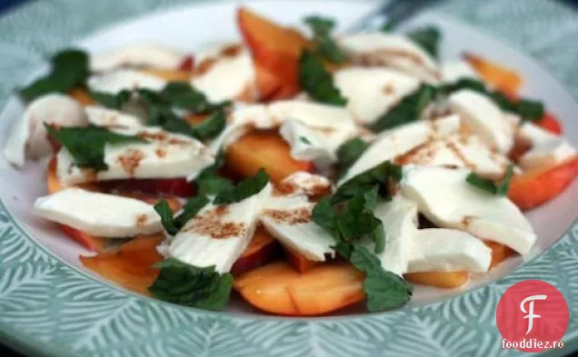 Cina În Seara Asta: Salată Caprese De Piersici