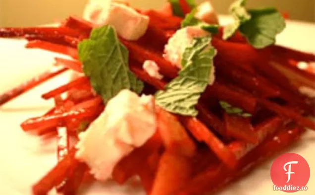 Cina în seara asta: salată crocantă de sfeclă crudă cu Feta și pere