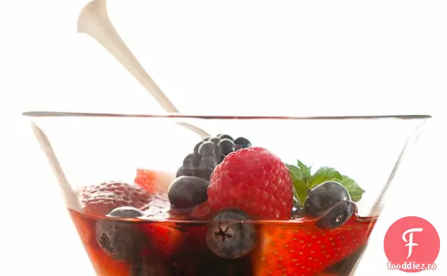 Amestec de fructe de padure in vin de la Rossimbrox cu Mascarpone de miere / o supa de fructe de vara