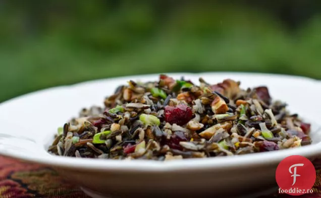 Salată de orez sălbatic cu afine și nuci pecan