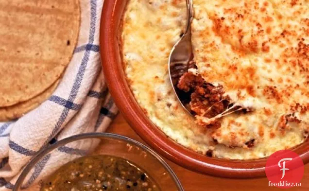 Fondue mexicană cu Chorizo și salsa Tomatillo