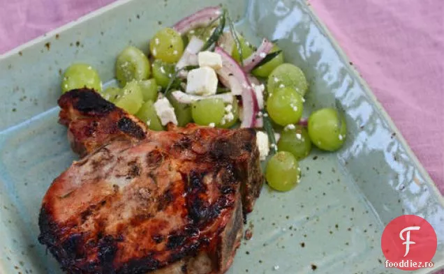Cotlet de porc sărat, la grătar, cu salată de tarhon-struguri