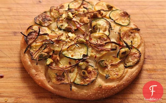 Pizza ușoară cu dovlecei, ceapă roșie și fistic (Vegan)