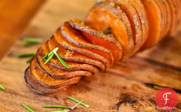 Cartofi dulci Hasselback la grătar cu rozmarin și usturoi