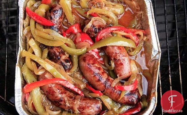 Cârnați italieni la grătar cu ardei dulci și acri și ceapă