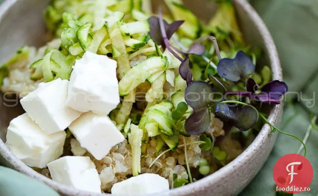 salată de quinoa de dovlecei cu microgreen / verdețuri fragede