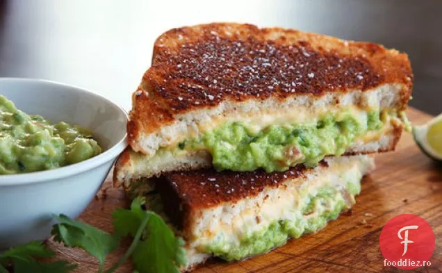 Brânză la grătar cu Guacamole