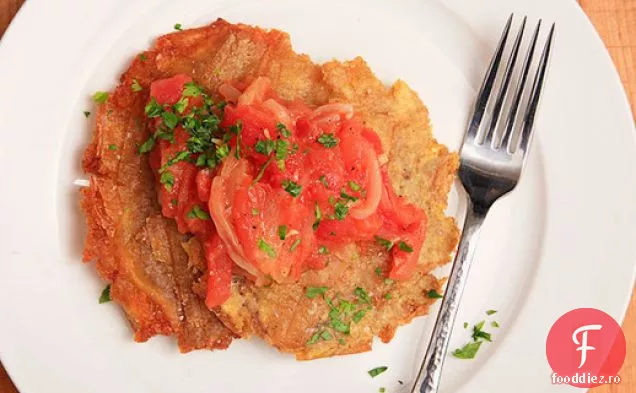 Patacones Con Hogao (Pătlagine prăjite în stil columbian cu sos de roșii-ceapă)