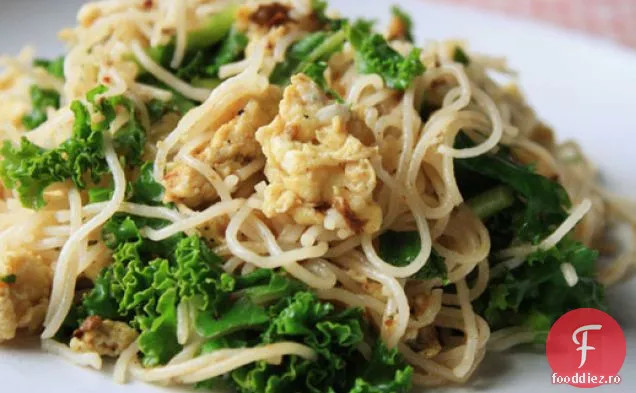 Fidea de orez prăjită cu ouă și verdeață