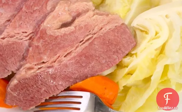 Piept de vită Corned, cartofi, varză și morcovi pentru Ziua Sfântului Patrick
