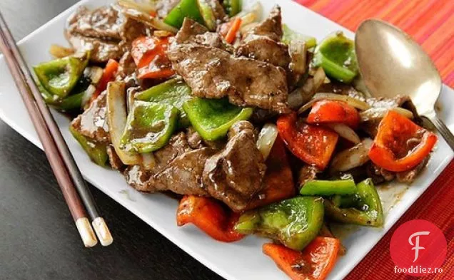 Friptură de ardei chinezesc (carne de vită prăjită cu ceapă, ardei și sos de piper negru)