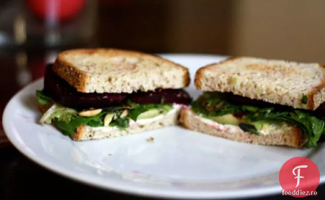 Cina în seara asta: sfeclă prăjită, brânză de capră și sandvișuri cu Avocado