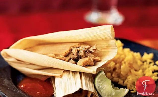 Carne de porc și Ancho Chile Tamales cu sos roșu Mexican