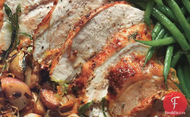 Prăjiți piept de curcan cu cartofi, fasole verde și sos de tigaie cu muștar