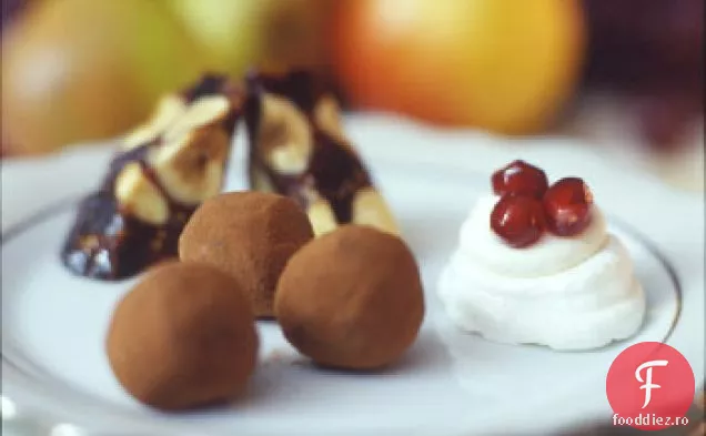 Meringue Petits Fours cu cremă de anason și rodie
