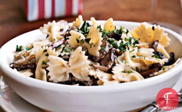 Farfalle cu sos cremos de ciuperci sălbatice