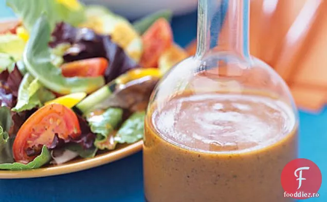 Salată verde cu sos de usturoi cu ardei iute