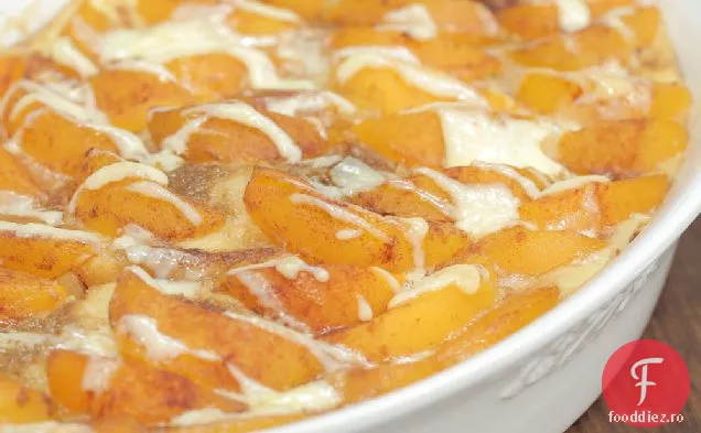 Pâine prăjită franceză cu piersici și cremă peste noapte