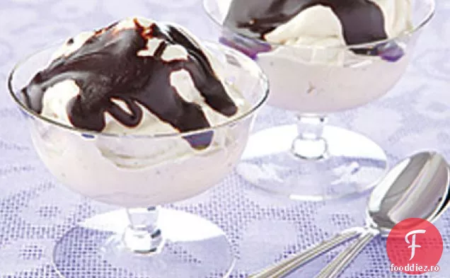 Cremă de banane congelată cu sos cald de ciocolată