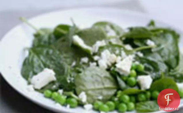 Cina în seara asta: salată de spanac, mazăre și brânză Feta