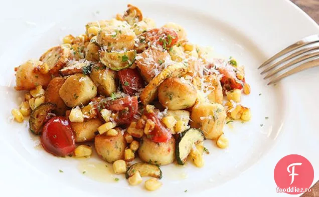 Gnocchi parizieni cu roșii Cherry prăjite, porumb și dovlecei