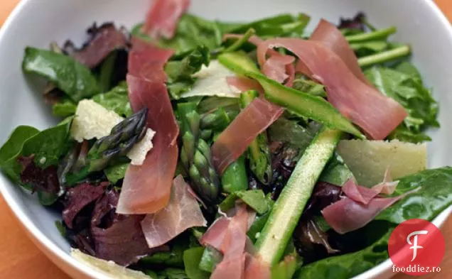 Cina în seara asta: sparanghel ras, mazăre și salată de Prosciutto