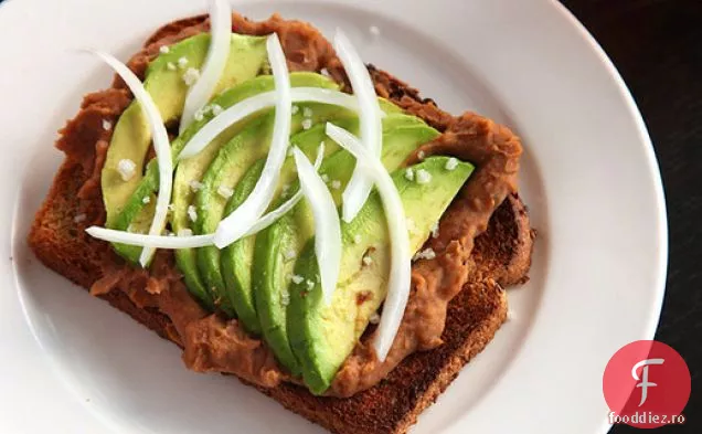 Pâine prăjită cu fasole prăjită și Avocado (Vegan)
