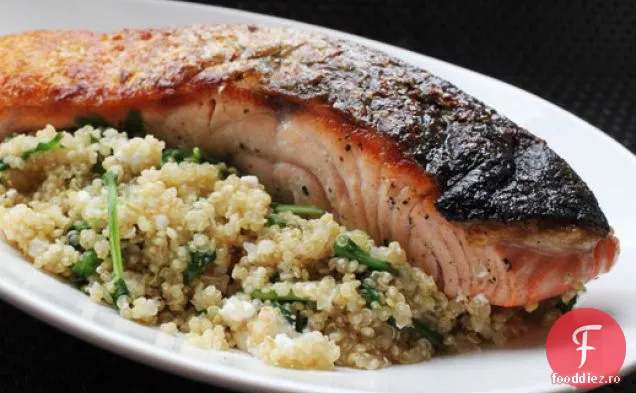 Somon de tigaie cu Quinoa, Feta și Rucola