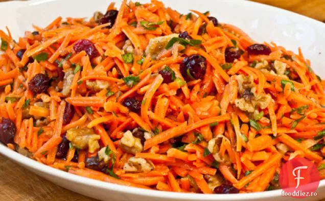 Salate Serioase: salată de morcovi cu afine și nuci prăjite