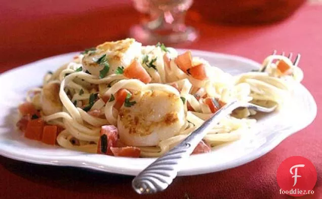 Scoici coapte la tigaie pe Linguine cu sos de smântână de roșii