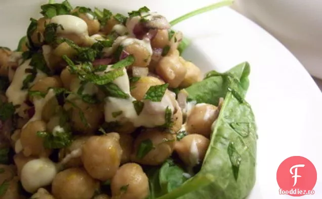 Salată De Năut Și Spanac Cu Vinetă De Chimen Și Iaurt De Portocale