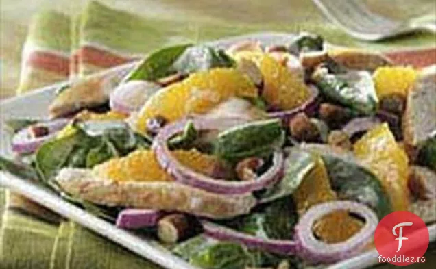 Salată de citrice-spanac cu pui și migdale afumate