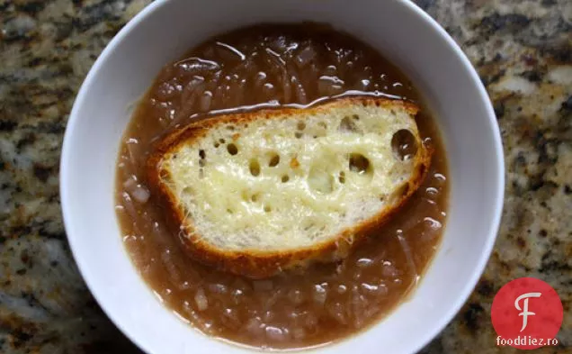 Supă de ceapă roșie balsamică caramelizată cu crutoane acoperite cu brânză